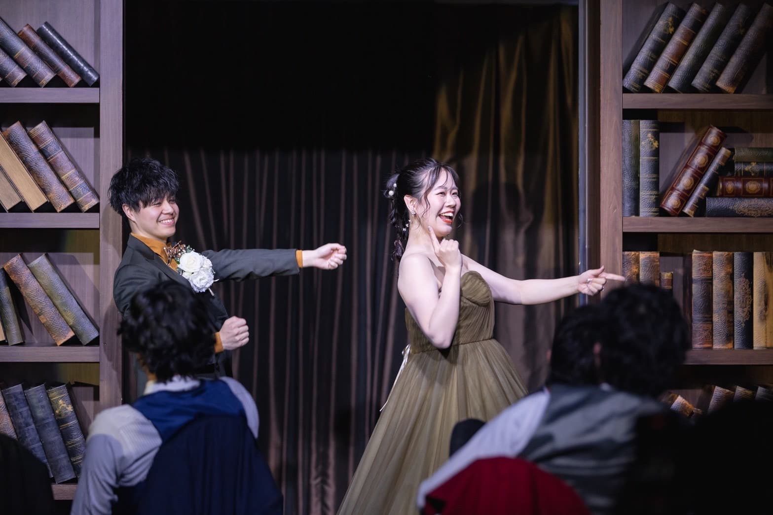 結婚披露宴で新郎新婦がダンスを披露しているシーン