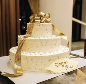 白 ゴールドのウエディングケーキ つくばの結婚式場 ディアステージつくばフォレストテラス 茨城 公式