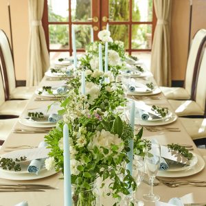 ゲストテーブルを彩るゲスト造花